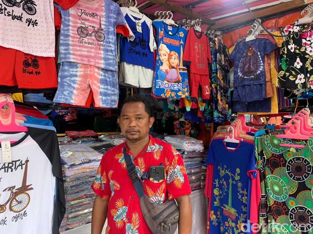 Suasana pedagang Lenggang Jakarta di lokasi sementara usai kebakaran, 17 Juni 2022. (Mulia Budi/detikcom)