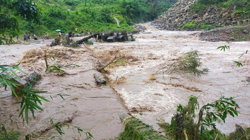 Sungai meninting meluap sebabkan tanggul penahan air terowongan bawah tanah di Bendungan Meninting jebol.