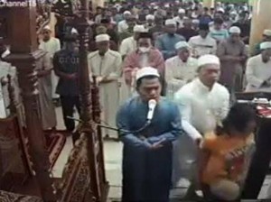 Wanita di Palopo Terobos Jemaah Salat Jumat, Dicegat saat Dekati Imam