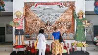 Karya seni instalasi masif lainnya dari Taring Padi juga dipamerkan di dalam area museum.  Foto: AFP via Getty Images/INA FASSBENDER
