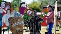 Pengunjung memadati berbagai area yang ada di documenta fifteen.  Foto: AFP via Getty Images/INA FASSBENDER