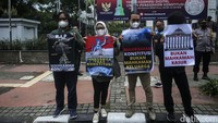 Para peserta juga membawa atribut aksi seperti poster.