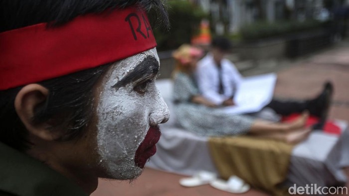 Teatrikal Mahkamah Konstitusi Bukan Mahkamah Kasur Kelompok Teater Sejahtera (Komunitas Teater Planet Senen) menggelar aksi teatrikal di depan Gedung Mahkamah Konstitusi, Jakarta, Jumat (17/6/2022).