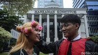 Ada juga dua peserta aksi yang menggambarkan pasangan suami istri.