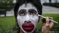 Salah satu peserta merias diri sebelum menggelar aksi teatrikal.
