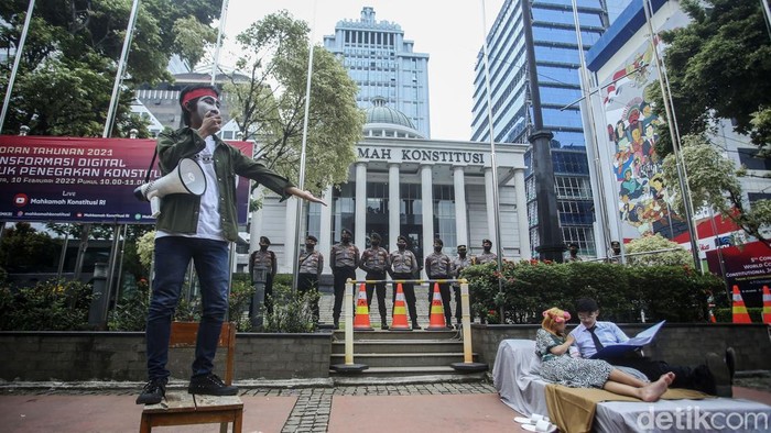 Kelompok Teater Sejahtera (Komunitas Teater Planet Senen) menggelar aksi teatrikal di depan Gedung Mahkamah Konstitusi, Jakarta, Jumat (17/6/2022).