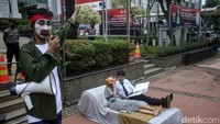 Mereka juga berorasi menggunakan pengeras suara.