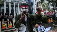 Seniman dari Kelompok Teater Sejahtera (Komunitas Teater Planet Senen) menggelar aksi teatrikal di depan Gedung Mahkamah Konstitusi, Jakarta, Jumat (17/6/2022).