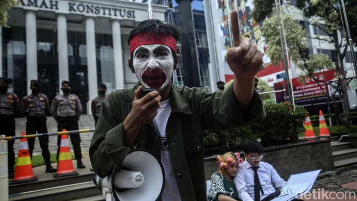 Teatrikal Mahkamah Konstitusi Bukan Mahkamah Kasur Kelompok Teater Sejahtera (Komunitas Teater Planet Senen) menggelar aksi teatrikal di depan Gedung Mahkamah Konstitusi, Jakarta, Jumat (17/6/2022).