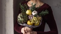 Kesan elegan langsung terlihat dari buket ini. Padahal isinya terdiri dari susunan bawang putih, apel, hingga artichoke yang menambah kesan unik.  Foto: Facebook Valgomapuokste