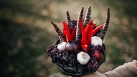 Warna merah menyala terlihat kontras dari warna ungu gelap. Perpaduan warna ini terdiri dari cabe merah, wortel ungu, bawang putih, hingga bawang merah, tak ketinggalan sayur kale ungu untuk pelengkap yang manis. Foto: Facebook Valgomapuokste