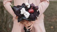 Untuk menghadirkan kesan unik, Karolina menggabungkan sayur kale ungu, terong, bawang merah, hingga figgs. Foto: Facebook Valgomapuokste