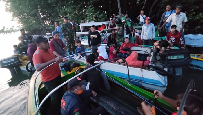 Tim BPBD PPU bersama warga saat melakukan pencarian Kamaruddin yang hilang diterkam buaya.