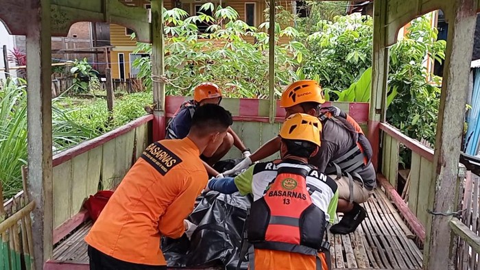 Tim SAR mengevakuasi jenazah korban tenggelam di Majene.