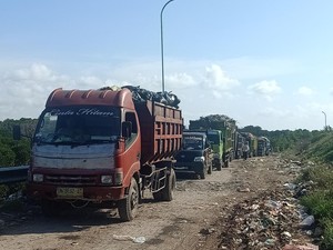 Sopir Truk Sampah Keluhkan TPA Suwung Macet Sampai 7 Jam
