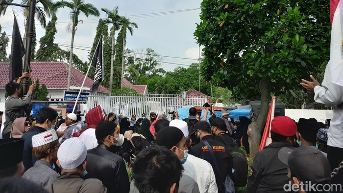 Umar Islam berunjuk rasa di depan Konjen India di Medan.