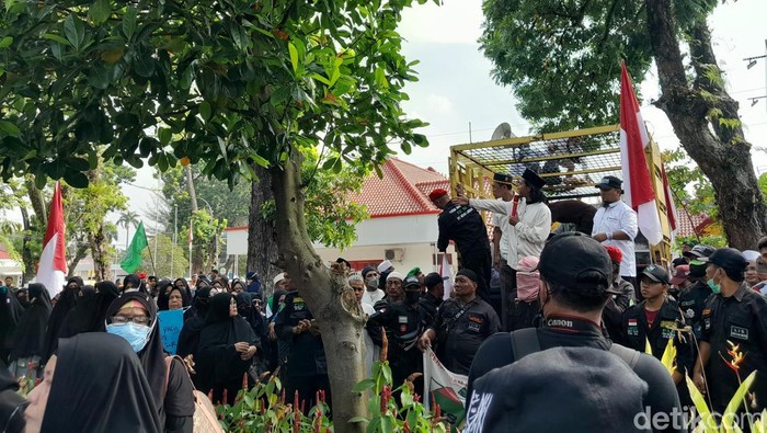 Umat Islam berunjuk rasa di depan Konjen India di Medan.