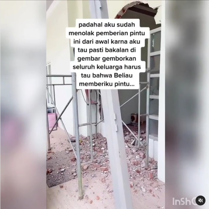 Unggahan viral menantu curhat mertua minta pintu rumah dikembalikan jadi sorotan warganet.