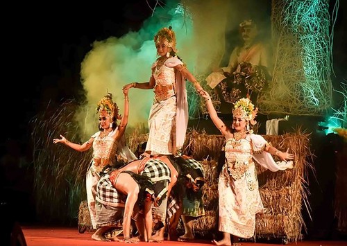 Utsawa (Parade) Gong Kebyar Pesta Kesenian Bali XLIV Tahun 2022 dari Duta Kabupaten Gianyar di Panggung Terbuka Ardha Candra, Taman Budaya Provinsi Bali (Art Center) pada Kamis, 16 Juni 2022 malam.