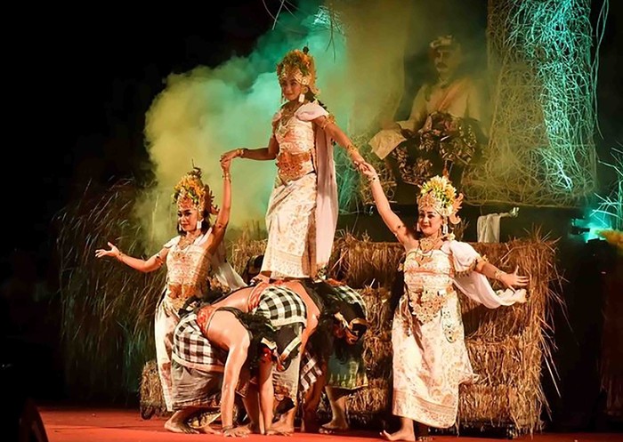 Utsawa (Parade) Gong Kebyar Pesta Kesenian Bali XLIV Tahun 2022 dari Duta Kabupaten Gianyar di Panggung Terbuka Ardha Candra, Taman Budaya Provinsi Bali (Art Center) pada Kamis, 16 Juni 2022 malam.