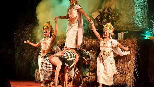Utsawa (Parade) Gong Kebyar Pesta Kesenian Bali XLIV Tahun 2022 dari Duta Kabupaten Gianyar di Panggung Terbuka Ardha Candra, Taman Budaya Provinsi Bali (Art Center) pada Kamis, 16 Juni 2022 malam.