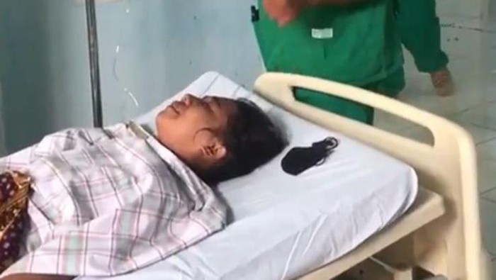 Wanita di Sultra bernyanyi demi menahan sakit saat hendak operasi payudara (Dok. Istimewa).