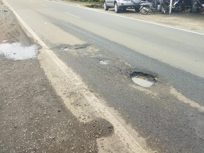 Warga tandai jalan berlubang dengan ban bekas di Pandeglang, Banten.