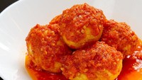 Kalau bosan resep telur yang itu-itu saja, coba telur bumbu Bali ini. Ciri khasnya berbumbu pedas dengan paduan kunyit dan jahe. Intip resepnya di sini. Foto: iStock