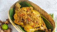 Ayam betutu khas Bali selalu jadi primadona. Teksturnya lembut dan juicy dengan balutan bumbu gurih berempah nan nikmat. Kamu bisa membuatnya sendiri dengan resep ini. Foto: Eva Sri Astuti