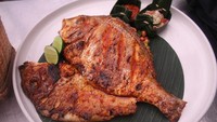 Ikan bakar jimbaran bali yang kerap jadi menu restoran gampang dibikin sendiri di rumah. Kuncinya ada pada pemakaian bumbu dan rempah lengkap seperti pada resep ini. Foto: detikfood
