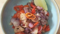 Selain sambal matah, Bali juga punya sambal mbe yang tak kalah enak. Dibuat dari cabe, bawang merah, bawang putih, terasi, garam, dan minyak kelapa. Ini dia resepnya. Foto: detikfood 