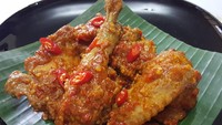 Penggemar ayam berbumbu bisa mencoba resep ini. Ayam bumbu bali yang rasanya gurih, manis dan pedas dibuat dengan aneka rempah. Begini cara membuatnya. Foto: detikfood