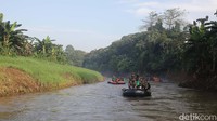 Kegiatan Geber Ciliwung yang dilaksanakan dengan berkolaborasi bersama Jajaran Babinsa, pasukan Satpur, Banpur warga masyarakat, UPK badan air dan PPSU Kelurahan Gedong disepanjang bantaran sungai Ciliwung.
