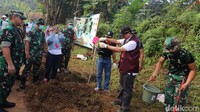 Selain itu ada juga penanaman pohon produktif di bantaran sungai.