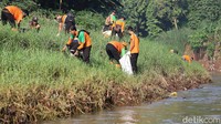Dilakukan juga aksi pembersihan sampah di sepanjang bantaran sungai Ciliwung.