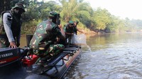 Kasdam Jaya Brigjen TNI Edy Sutrisno didampingi Dandim 0505/JT Kolonel Arm Yogo Widiatmoko, memimpin langsung Giat Geber Ciliwung di Kelurahan Gedong Kecamatan Pasar Rebo, Jakarta Timur, Sabtu (18/06/22).