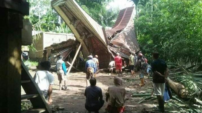 Angin puting beliung membuat 1 rumah warga di Tana Toraja tumbang (Dok. Istimewa).