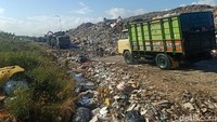 Truk-truk ini harus menunggu lama untuk mendapat giliran membuang sampah.