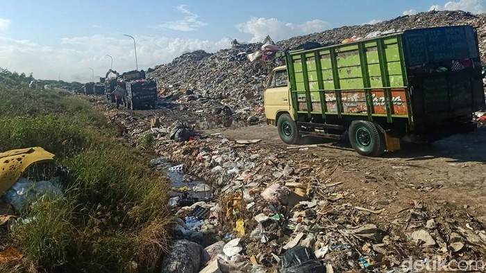 Antrean Panjang Truk Sampah di TPA Suwung Bali Antrean panjang truk sampah terjadi di TPA Suwung, Denpasar, Bali. Antrean bisa sampai 7 jam karena beberapa alat di TPA Suwung tengah mengalami kerusakan.
