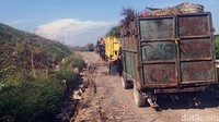 Kepala UPTD Pengelolaan Sampah DKLH Provinsi Bali, Ni Made Armadi ketika dikonfirmasi detikBali menjelaskan terdapat beberapa faktor hingga akhirnya terjadi keterlambatan dalam pengangkutan sampah dari truk-truk sampah. Menurutnya, sebanyak 3 alat eskavator DKLH Provinsi Bali saat ini tengah rusak dan tengah menunggu sparepart.