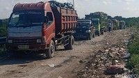 Antrean truk sampah terjadi di Tempat Pembuangan Akhir (TPA) Suwung, Denpasar, Bali.