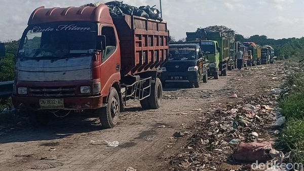 Antrean Panjang Truk Sampah di TPA Suwung Bali