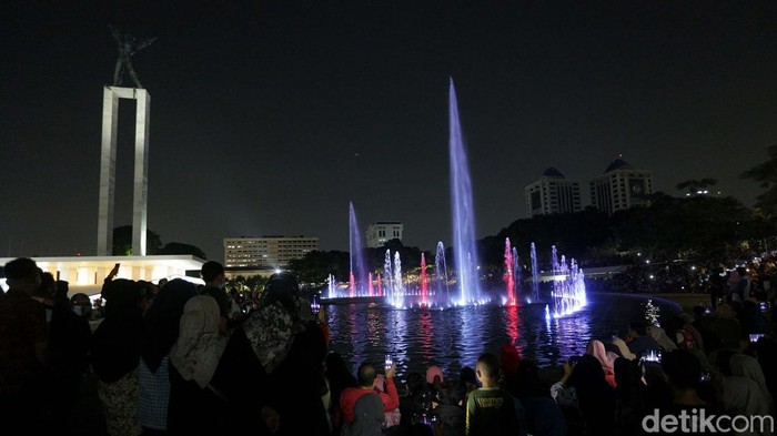 Pertunjukan air mancur menari di Taman Lapangan Banteng, Jakarta kembali digelar setelah 2 tahun absen. Begini suasananya.