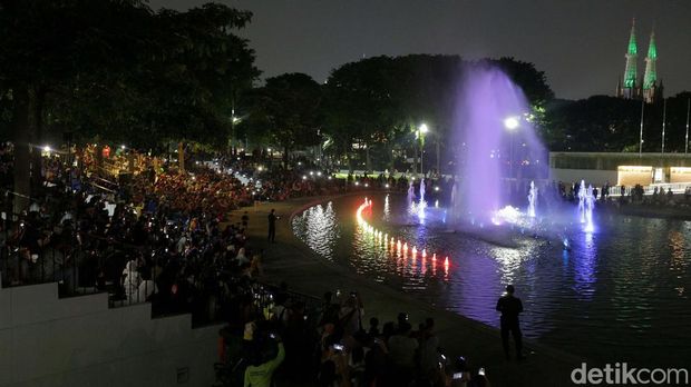 Pertunjukan air mancur menari di Taman Lapangan Banteng, Jakarta kembali digelar setelah 2 tahun absen. Begini suasananya.