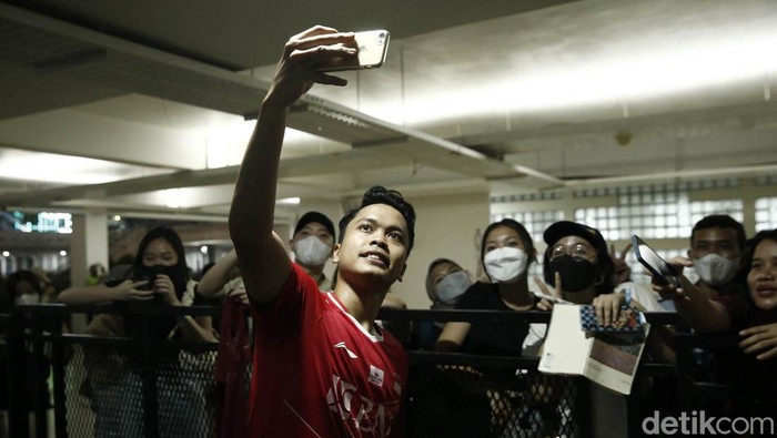 Sejumlah badminton lovers memadati Istora Senayan, Jakarta. Mereka untuk menyaksika langsung idolanya bertanding di ajang Indonesia Open 2022, Sabtu (18/6/2022).