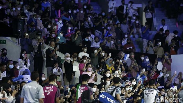 Sejumlah badminton lovers memadati Istora Senayan, Jakarta. Mereka untuk menyaksika langsung idolanya bertanding di ajang Indonesia Open 2022, Sabtu (18/6/2022).