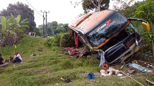 Kondisi bus rombongan pelajar SMP Labschool UNESA 2 setelah terhenti.