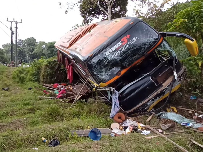 Kondisi bus rombongan pelajar SMP Labschool UNESA 2 setelah terhenti.