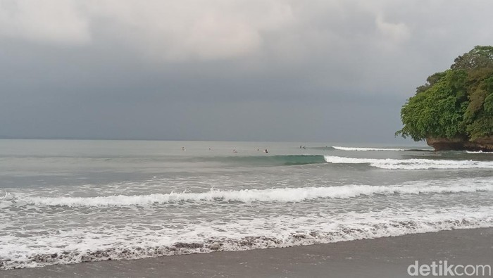 Berselancar di Pantai Batukaras Pangandaran.