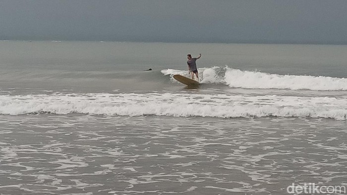 Berselancar di Pantai Batukaras Pangandaran.